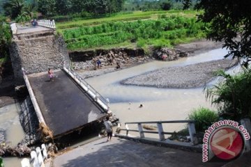 Jembatan ambruk hanyutkan dua warga Garut