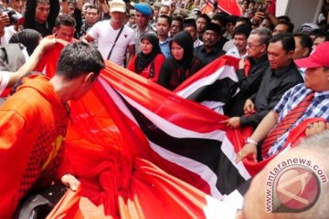 Polisi-TNI bubar paksa pawai bendera bulan-bintang