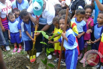 Ribuan anak yatim tanam pohon bersama
