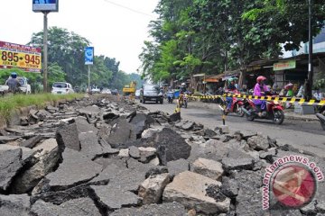 Mahasiswa tuntut Bupati Serang perbaiki jalan rusak