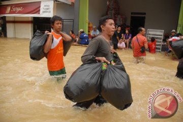 13 perahu karet dikerahkan evakuasi korban banjir Sampang