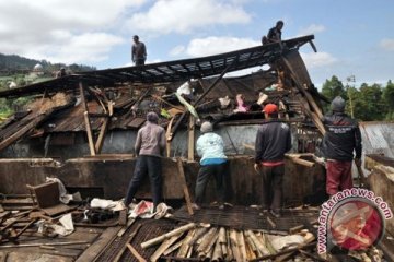 65 rumah di Sukabumi rusak diterjang puting beliung