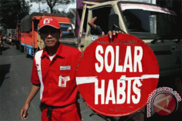 Ratusan truk tertahan di SPBU Cirebon