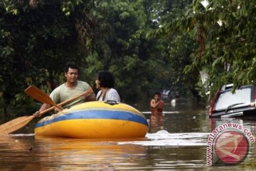 Hujan lebat sebabkan tanggul Kali Krukut jebol