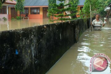 Hujan deras putuskan jalan penghubung pantura Pamekasan-Madura