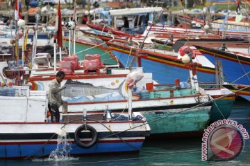 Nelayan Sadeng tetap melaut meskipun gelombang tinggi