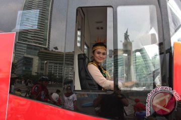 Perempuan pengemudi Transjakarta berkebaya di Hari Kartini