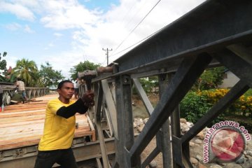Jembatan darurat yang ambruk di Kabupaten Nias-Sumut diperbaiki