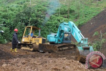 Longsor landa jalur selatan Talegong-Bandung, akses jalan tertutup total