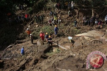 Dua desa di Majalengka terisolir akibat longsor