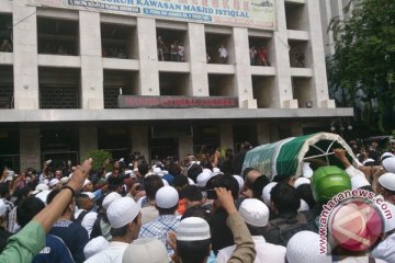 Pelajar Bogor shalat ghaib untuk ustad Uje