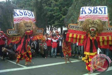 Reog Ponorogo pun tampil dalam aksi buruh