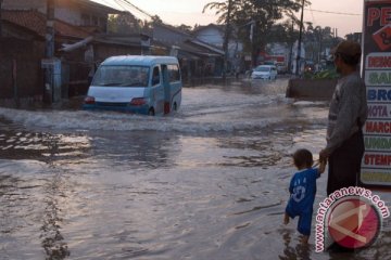 Belasan toko di Cipanas terendam banjir