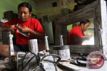 Warga Ngawi sulap limbah koran jadi kerajinan