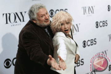 Cyndi Lauper dapat Tony Award