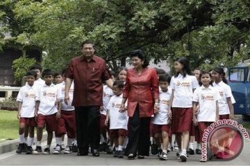 Puluhan siswa Sekolah Gajah Wong surati presiden