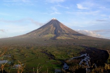 Filipina naikkan status waspada Gunung Mayon