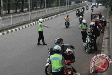 Aparat buru penabrak polisi hingga patah kaki saat razia di Kediri