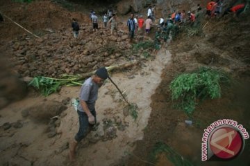 Tanah ambles tiga KK di Pamekasan mengungsi