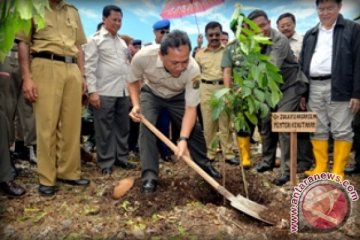 Menhut Melihat Hasil Penanaman Hutan di Desa Kauluma, Kecamatan Wangi-Wangi, Kabupaten Wakatobi