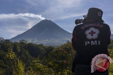 100-an pendaki ke puncak Merapi