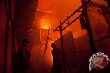 Kebakaran melanda lapak PKL di Duri Kosambi, Jakarta