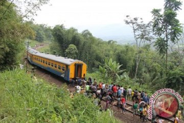 Jalur selatan KA masih terganggu