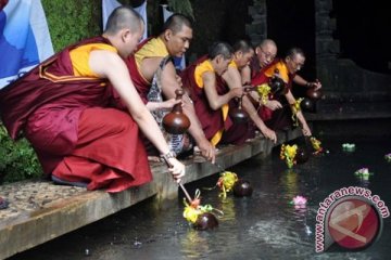 Umat Buddha ambil air berkah Waisak di Umbul Jumprit