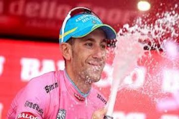 Nibali bersepeda lewati salju menuju kemenangan