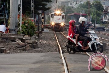 Anggota TNI Karawang meninggal terobos perlintasan kereta