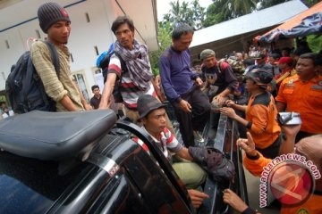 Tim medis disiagakan evakuasi rombongan DPRD