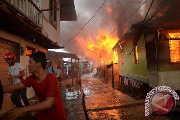 Lima rumah beserta gudang limbah hangus terbakar