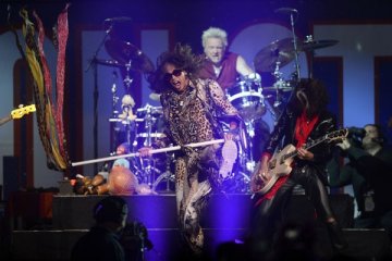 Steven Tyler sakit, Aerosmith batalkan konser