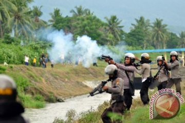 Dua kelompok masyarakat di Karawang terlibat bentrok