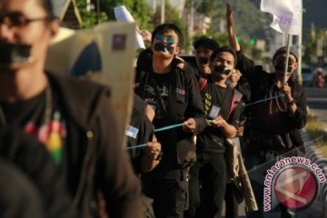 TUTUP MULUT DAN JALAN MUNDUR