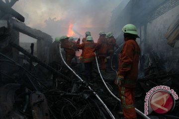 Belasan kios di Pekanbaru terbakar