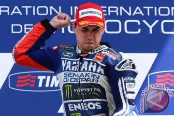 MotoGP, Lorenzo cium ban belakang usai juara