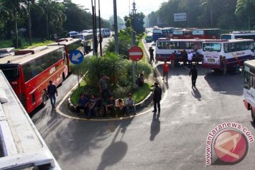 Pintu tol Jagorawi diblokir sopir bus