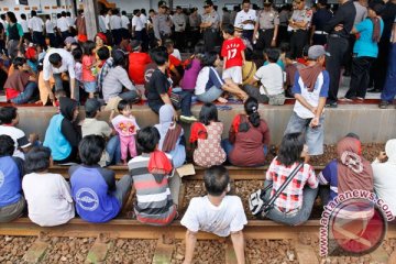 Empat rangkaian kereta terlambat akibat rel diblokir