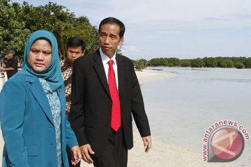 Alasan Jokowi lantik anak buah di tepi pantai
