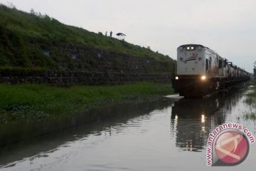 Rel kereta api Porong tenggelam 20 sentimeter