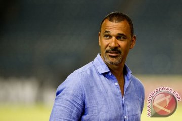 Gullit: rumput plastik bisa hancurkan sepak bola Belanda