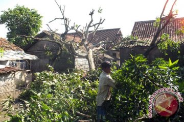 Enam rumah rusak parah diterjang puting beliung