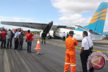 Bandara El Tari Kupang dibuka setelah landasan pacu dibersihkan