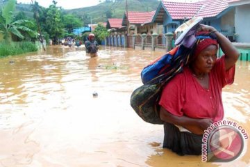 Korban banjir mendapat bantuan air bersih BPBD Jayapura