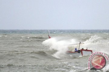 Angin kencang kapal tongkang terseret arus di Cirebon