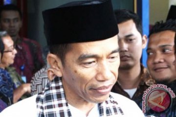 Jokowi potong tumpeng raksasa