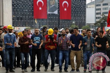 Demonstran Turki buka puasa bersama di sela aksi