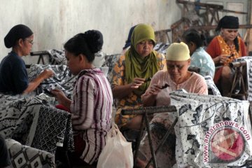 Jelang lebaran permintaan busana muslim batik meningkat