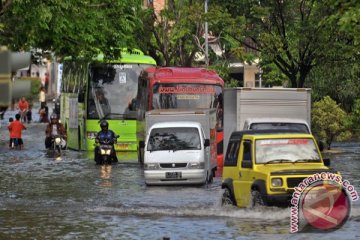 Jalan raya Pamekasan-Sumenep lumpuh akibat banjir